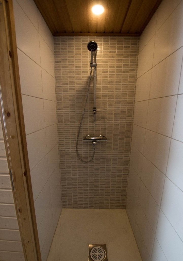 Villa Mäntyniemi's shower